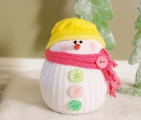 Como hacer un muñeco de nieve con calcetines reciclados