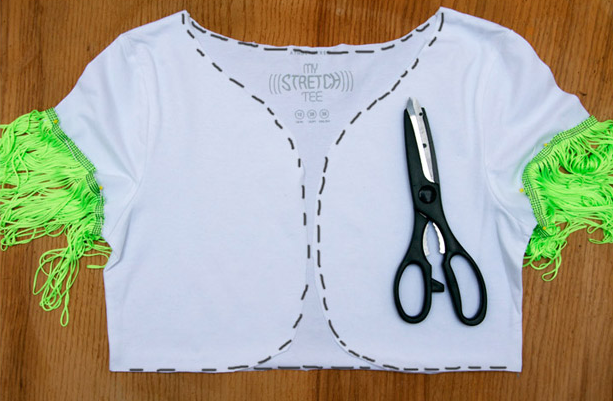 Como hacer chalecos de flecos con camisetas3