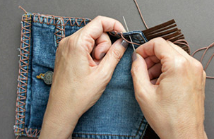 Como hacer minibolsos bohemios con viejos jeans5