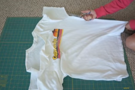 Como transformar camisetas talla grande en chaquetas mangas largas4