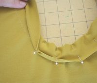 Cómo coser el cuello en una camiseta